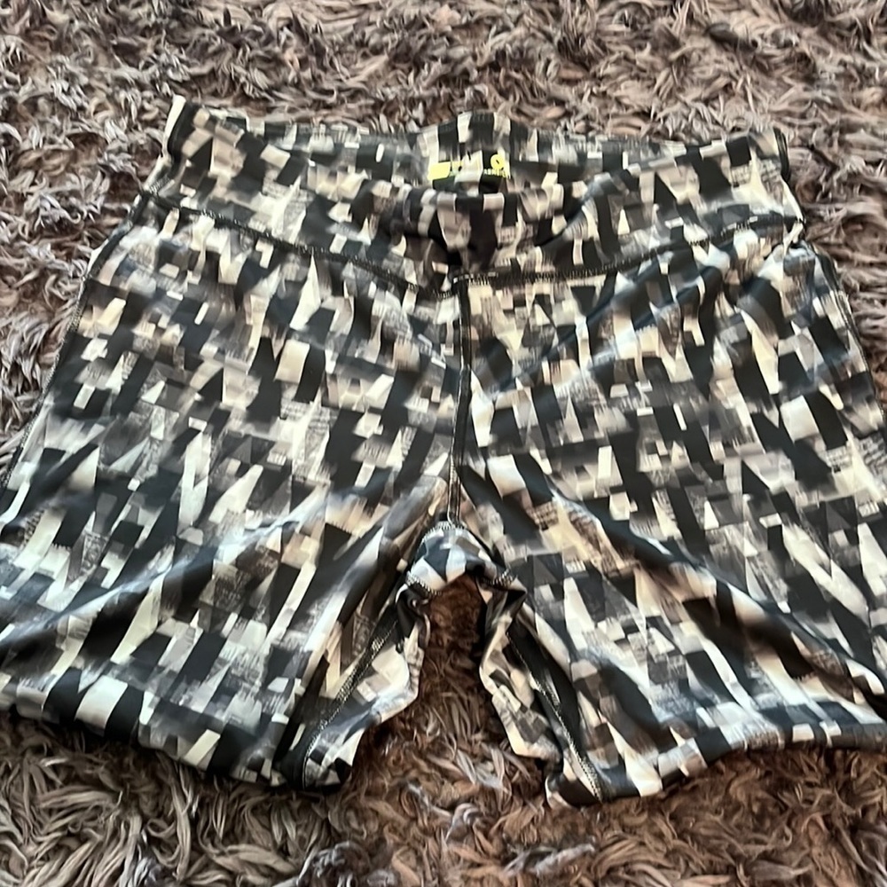 Xersion size Large black and grey graphic design capri leggings.